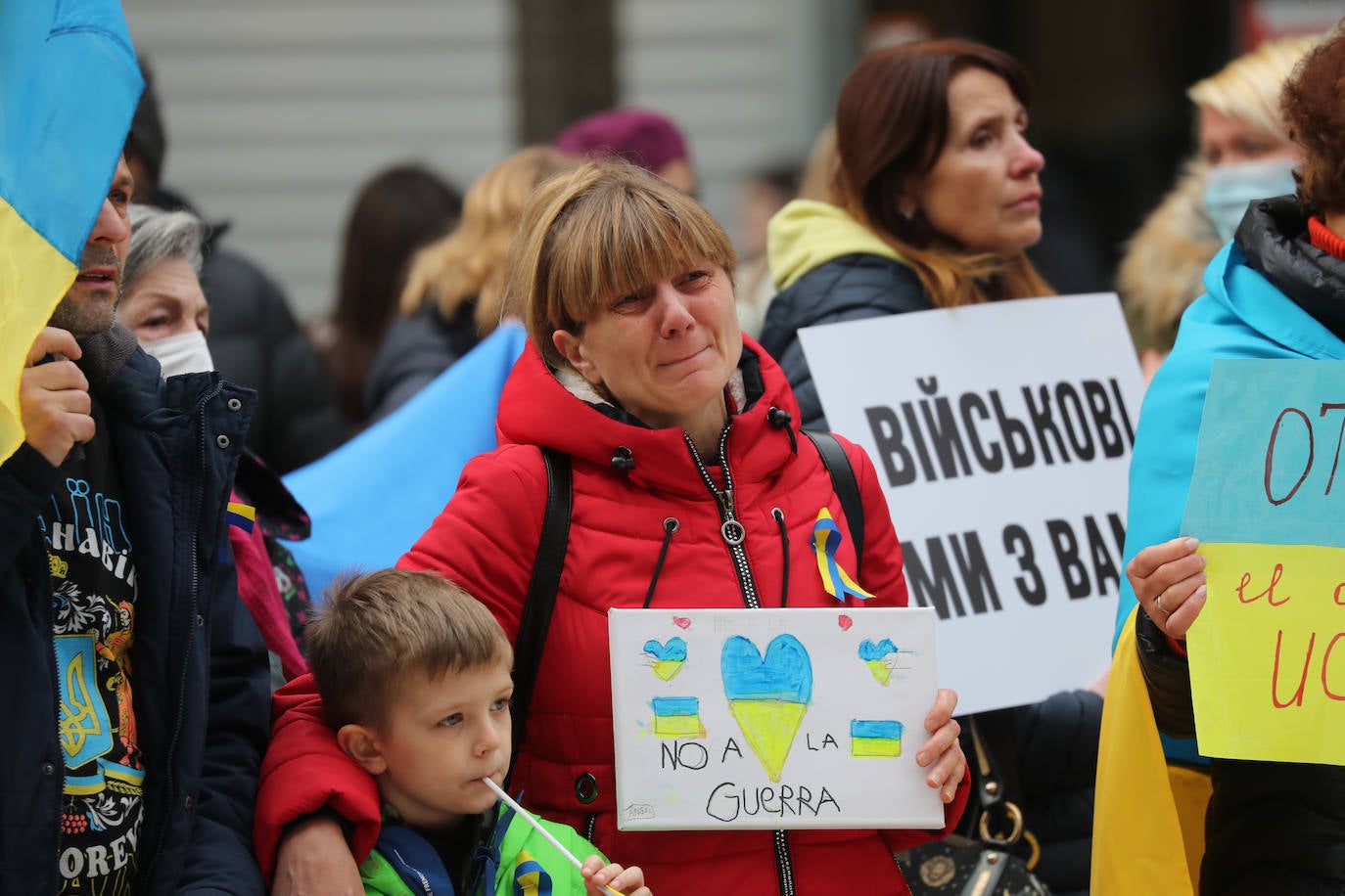 Más de 250 personas se han manifestado este domingo en Gijón para mostrar su apoyo al pueblo ucraniano y su repulsa contra la guerra comenzada por Rusia. Entre las pancartas se podían leer proclamas como «Ucrania, estamos contigo», «Putin, fuera de Ucrania» o «Madres de todos los países contra la guerra». 