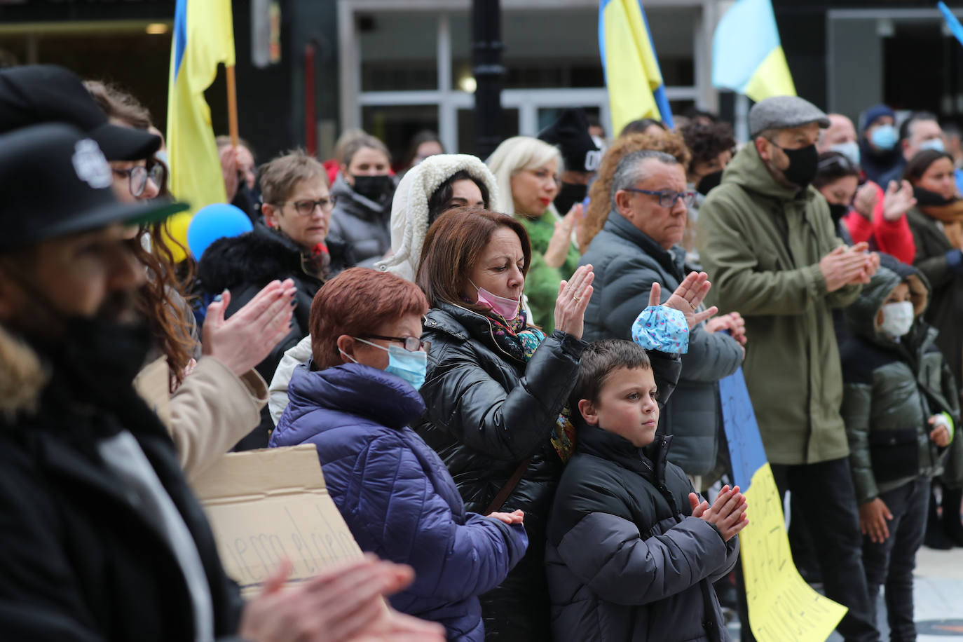 Más de 250 personas se han manifestado este domingo en Gijón para mostrar su apoyo al pueblo ucraniano y su repulsa contra la guerra comenzada por Rusia. Entre las pancartas se podían leer proclamas como «Ucrania, estamos contigo», «Putin, fuera de Ucrania» o «Madres de todos los países contra la guerra». 