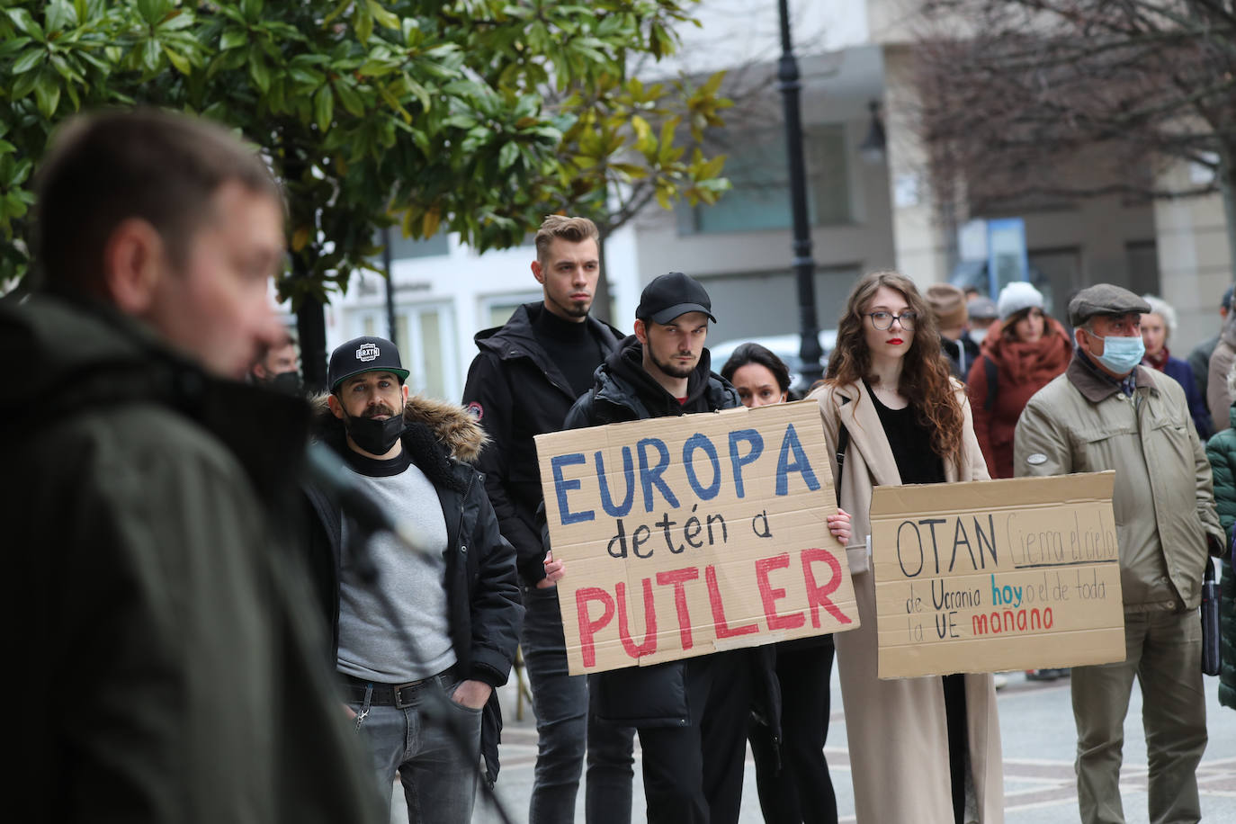 Más de 250 personas se han manifestado este domingo en Gijón para mostrar su apoyo al pueblo ucraniano y su repulsa contra la guerra comenzada por Rusia. Entre las pancartas se podían leer proclamas como «Ucrania, estamos contigo», «Putin, fuera de Ucrania» o «Madres de todos los países contra la guerra». 