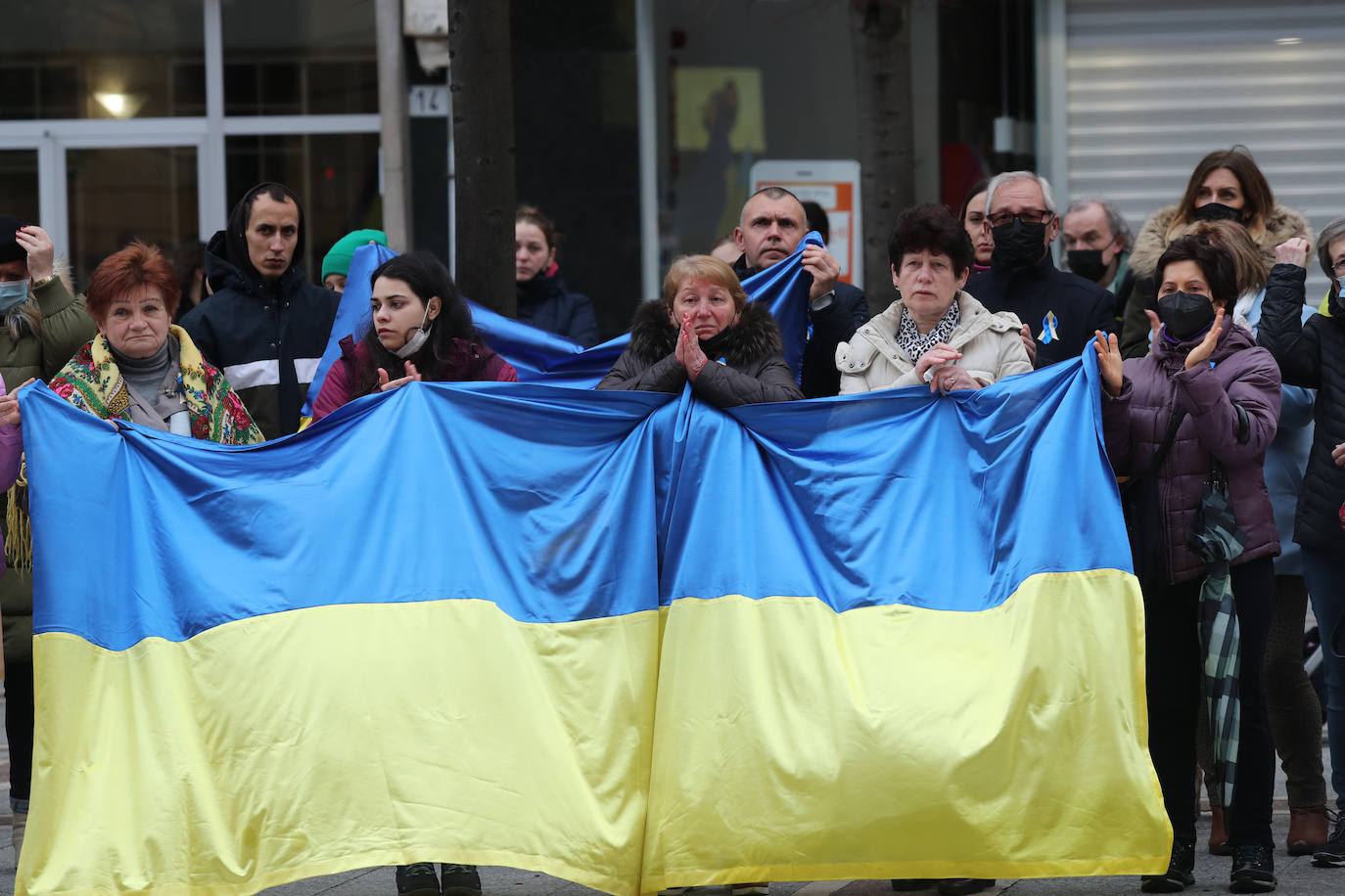 Más de 250 personas se han manifestado este domingo en Gijón para mostrar su apoyo al pueblo ucraniano y su repulsa contra la guerra comenzada por Rusia. Entre las pancartas se podían leer proclamas como «Ucrania, estamos contigo», «Putin, fuera de Ucrania» o «Madres de todos los países contra la guerra». 