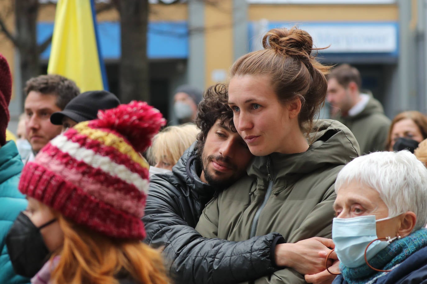 Más de 250 personas se han manifestado este domingo en Gijón para mostrar su apoyo al pueblo ucraniano y su repulsa contra la guerra comenzada por Rusia. Entre las pancartas se podían leer proclamas como «Ucrania, estamos contigo», «Putin, fuera de Ucrania» o «Madres de todos los países contra la guerra». 