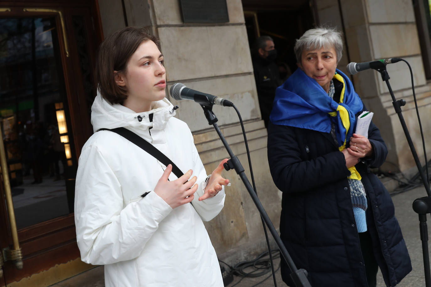 Más de 250 personas se han manifestado este domingo en Gijón para mostrar su apoyo al pueblo ucraniano y su repulsa contra la guerra comenzada por Rusia. Entre las pancartas se podían leer proclamas como «Ucrania, estamos contigo», «Putin, fuera de Ucrania» o «Madres de todos los países contra la guerra». 