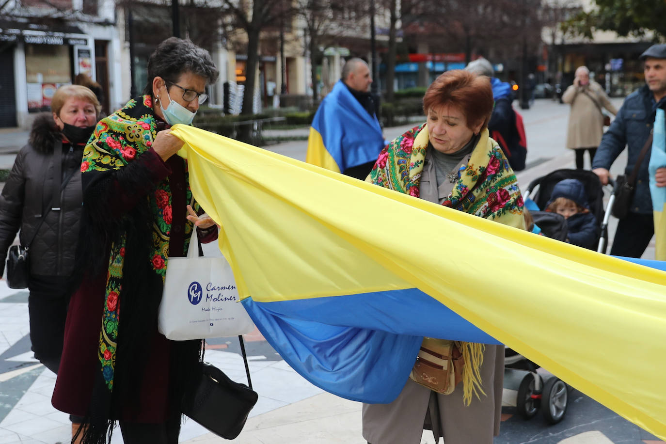 Más de 250 personas se han manifestado este domingo en Gijón para mostrar su apoyo al pueblo ucraniano y su repulsa contra la guerra comenzada por Rusia. Entre las pancartas se podían leer proclamas como «Ucrania, estamos contigo», «Putin, fuera de Ucrania» o «Madres de todos los países contra la guerra». 