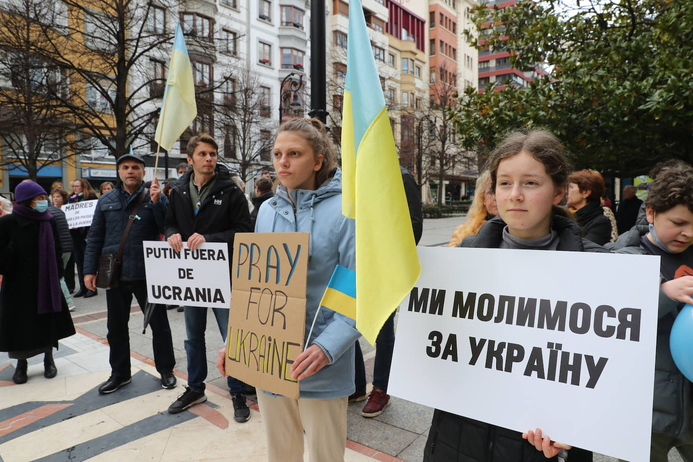 Más de 250 personas se han manifestado este domingo en Gijón para mostrar su apoyo al pueblo ucraniano y su repulsa contra la guerra comenzada por Rusia. Entre las pancartas se podían leer proclamas como «Ucrania, estamos contigo», «Putin, fuera de Ucrania» o «Madres de todos los países contra la guerra». 