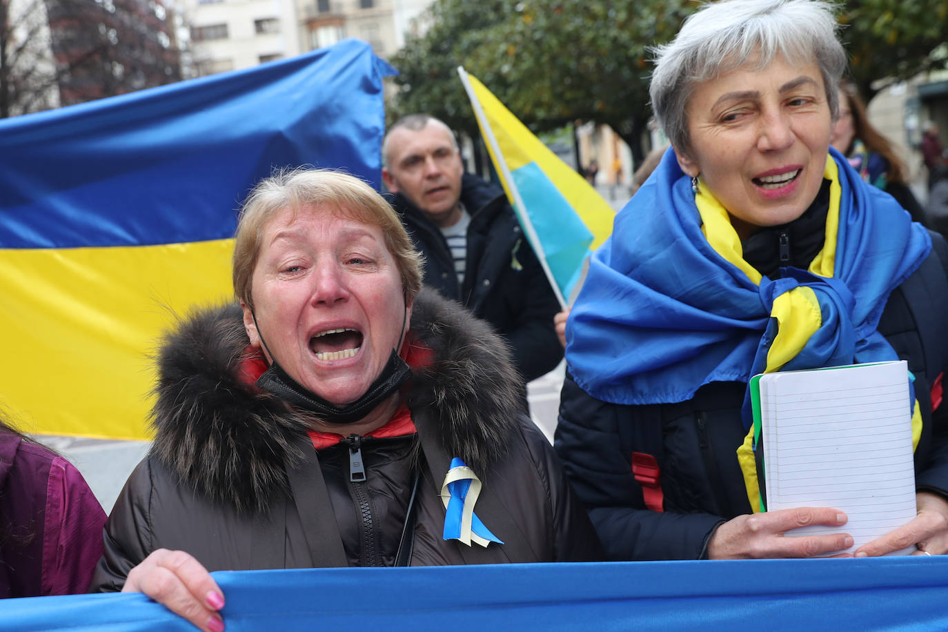 Más de 250 personas se han manifestado este domingo en Gijón para mostrar su apoyo al pueblo ucraniano y su repulsa contra la guerra comenzada por Rusia. Entre las pancartas se podían leer proclamas como «Ucrania, estamos contigo», «Putin, fuera de Ucrania» o «Madres de todos los países contra la guerra». 