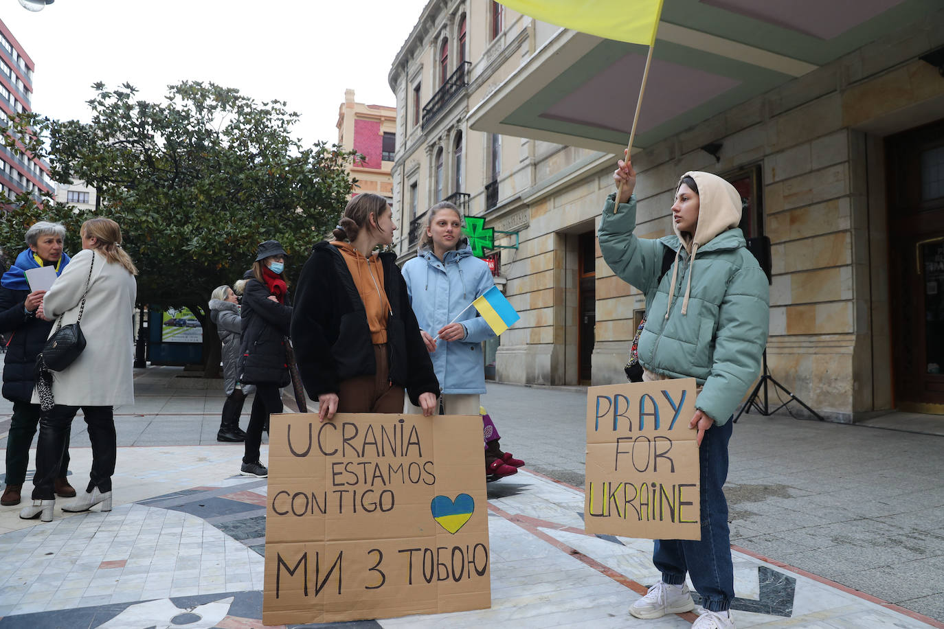 Más de 250 personas se han manifestado este domingo en Gijón para mostrar su apoyo al pueblo ucraniano y su repulsa contra la guerra comenzada por Rusia. Entre las pancartas se podían leer proclamas como «Ucrania, estamos contigo», «Putin, fuera de Ucrania» o «Madres de todos los países contra la guerra». 