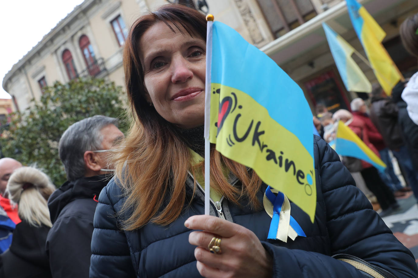 Más de 250 personas se han manifestado este domingo en Gijón para mostrar su apoyo al pueblo ucraniano y su repulsa contra la guerra comenzada por Rusia. Entre las pancartas se podían leer proclamas como «Ucrania, estamos contigo», «Putin, fuera de Ucrania» o «Madres de todos los países contra la guerra». 