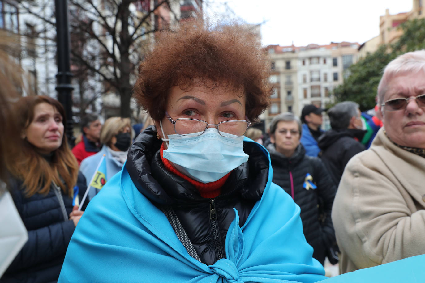 Más de 250 personas se han manifestado este domingo en Gijón para mostrar su apoyo al pueblo ucraniano y su repulsa contra la guerra comenzada por Rusia. Entre las pancartas se podían leer proclamas como «Ucrania, estamos contigo», «Putin, fuera de Ucrania» o «Madres de todos los países contra la guerra». 