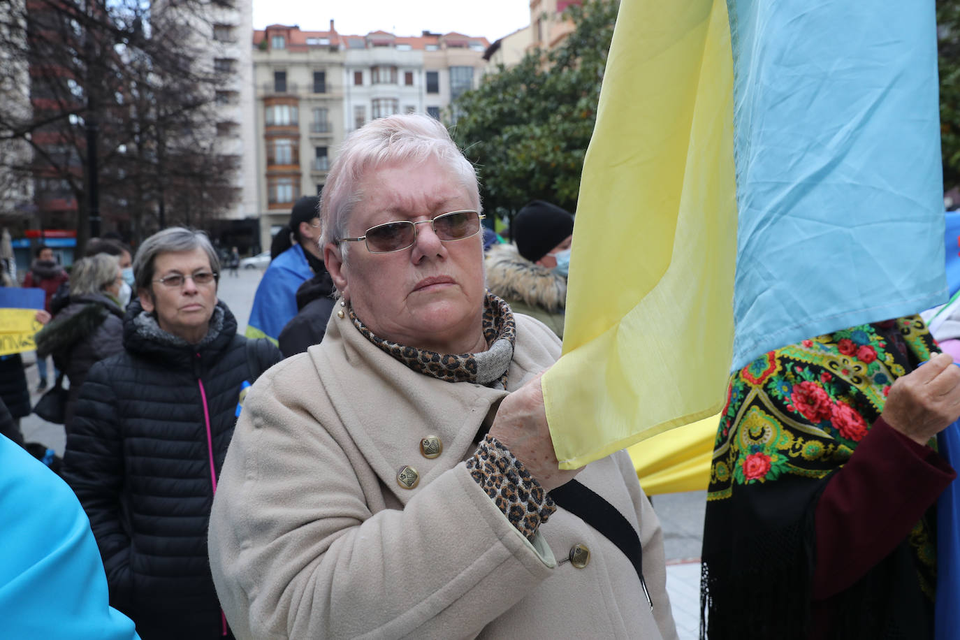 Más de 250 personas se han manifestado este domingo en Gijón para mostrar su apoyo al pueblo ucraniano y su repulsa contra la guerra comenzada por Rusia. Entre las pancartas se podían leer proclamas como «Ucrania, estamos contigo», «Putin, fuera de Ucrania» o «Madres de todos los países contra la guerra». 