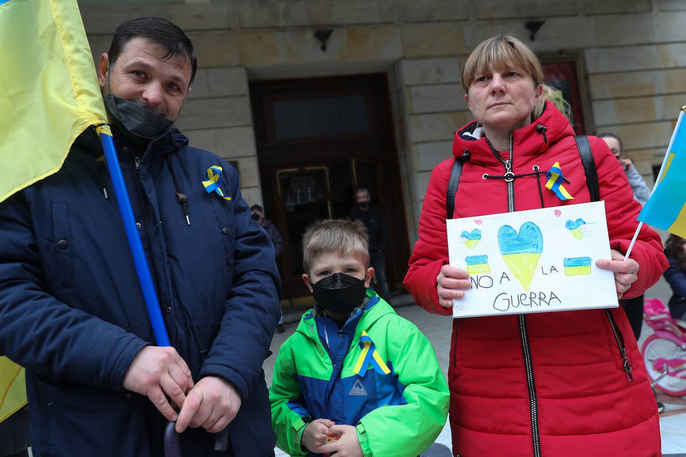 Más de 250 personas se han manifestado este domingo en Gijón para mostrar su apoyo al pueblo ucraniano y su repulsa contra la guerra comenzada por Rusia. Entre las pancartas se podían leer proclamas como «Ucrania, estamos contigo», «Putin, fuera de Ucrania» o «Madres de todos los países contra la guerra». 