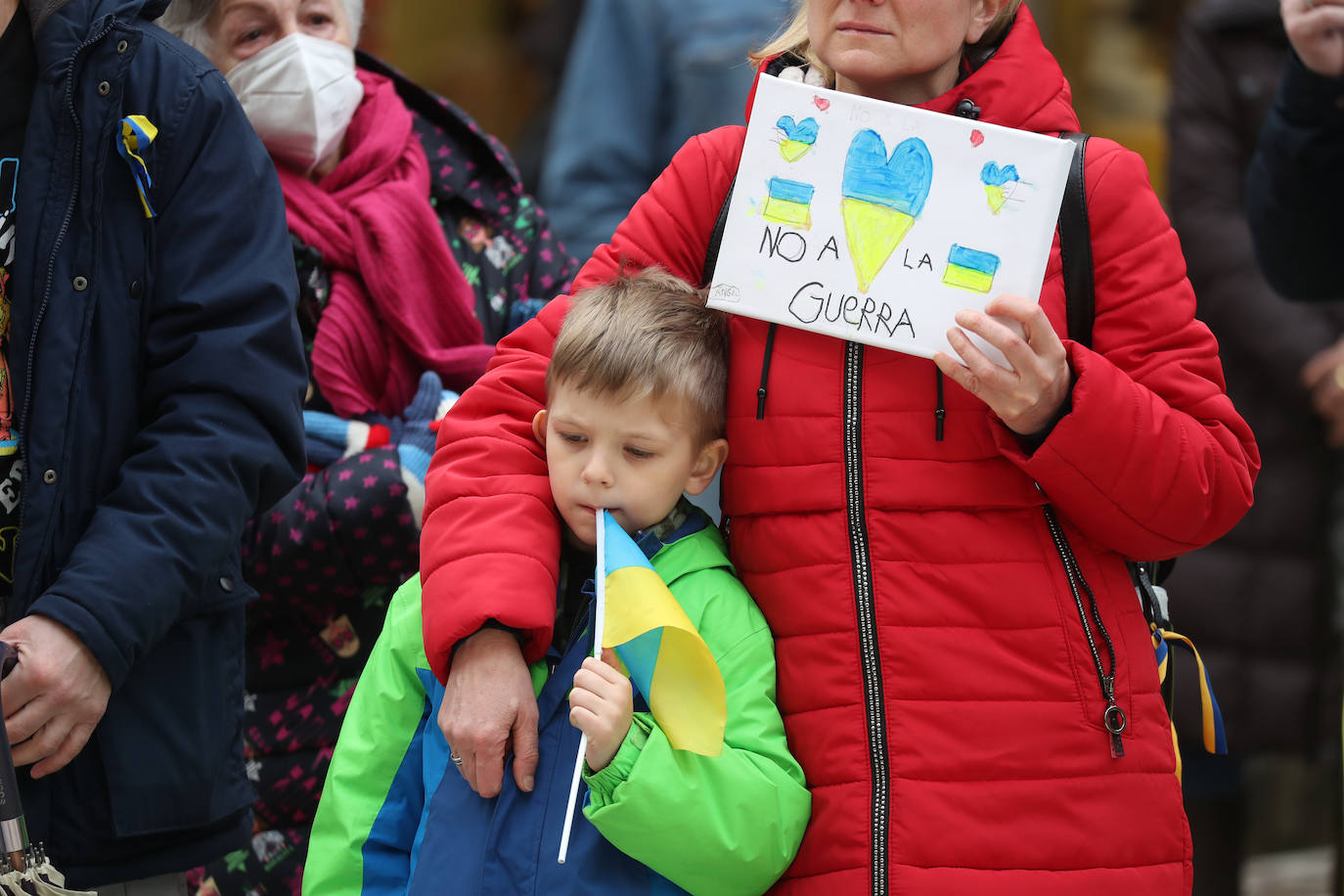 Más de 250 personas se han manifestado este domingo en Gijón para mostrar su apoyo al pueblo ucraniano y su repulsa contra la guerra comenzada por Rusia. Entre las pancartas se podían leer proclamas como «Ucrania, estamos contigo», «Putin, fuera de Ucrania» o «Madres de todos los países contra la guerra». 