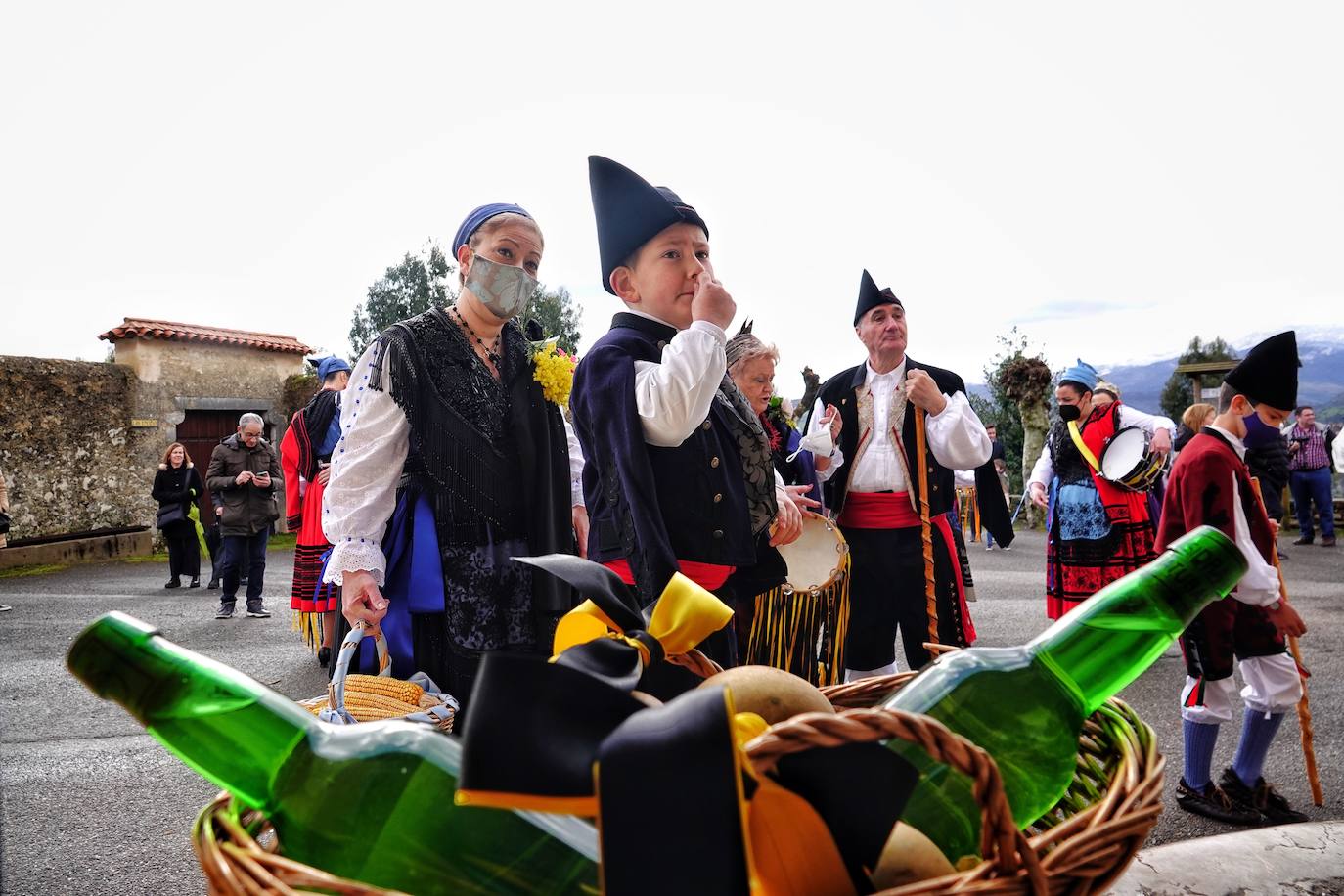 El frío no ha sido suficiente para frenar la tradición en Pimiango. La localidad ribadedense ha rendido homenaje a San Emeterio con pasacalles, procesión hasta el camposanto y folclore.