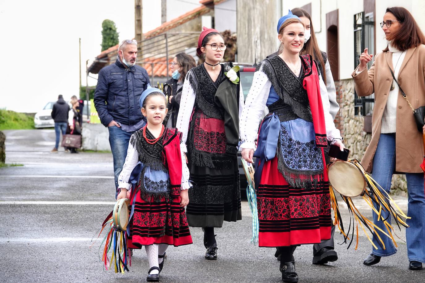 El frío no ha sido suficiente para frenar la tradición en Pimiango. La localidad ribadedense ha rendido homenaje a San Emeterio con pasacalles, procesión hasta el camposanto y folclore.