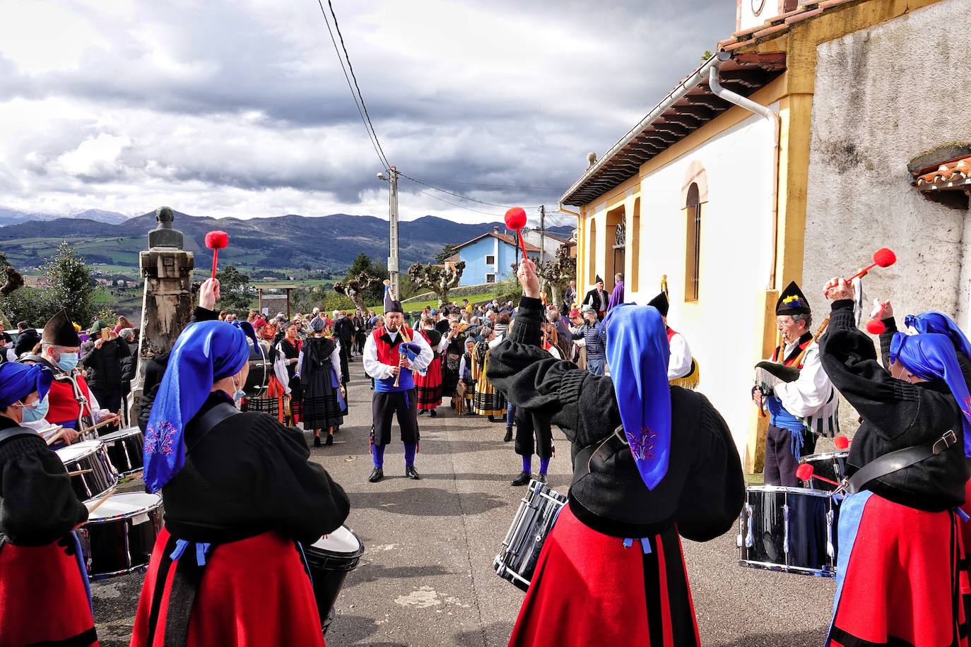 El frío no ha sido suficiente para frenar la tradición en Pimiango. La localidad ribadedense ha rendido homenaje a San Emeterio con pasacalles, procesión hasta el camposanto y folclore.