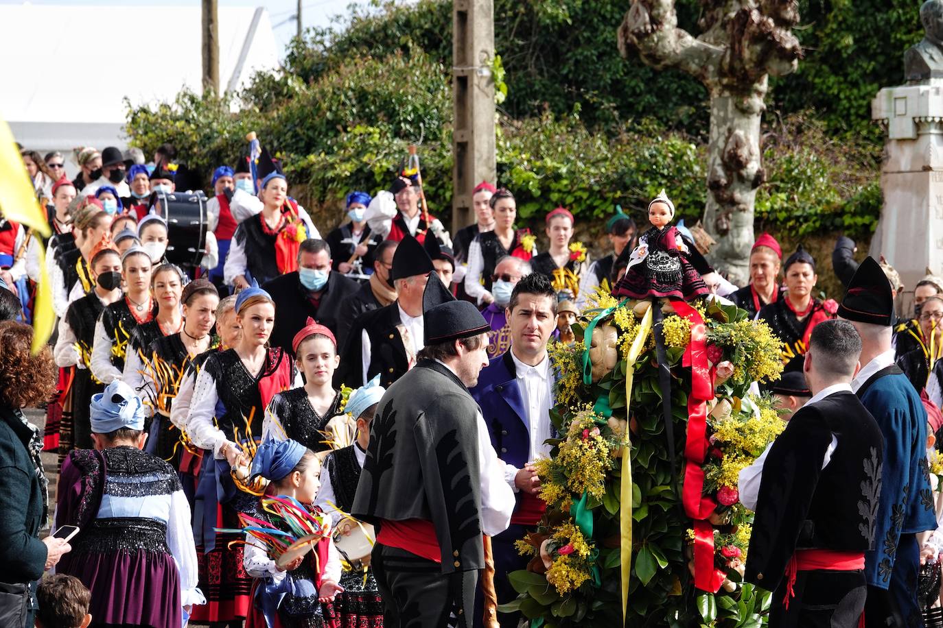 El frío no ha sido suficiente para frenar la tradición en Pimiango. La localidad ribadedense ha rendido homenaje a San Emeterio con pasacalles, procesión hasta el camposanto y folclore.