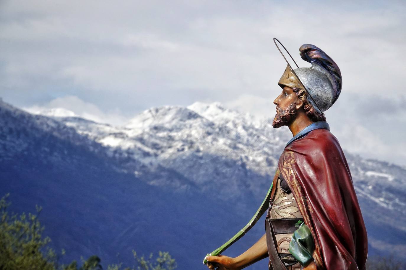 El frío no ha sido suficiente para frenar la tradición en Pimiango. La localidad ribadedense ha rendido homenaje a San Emeterio con pasacalles, procesión hasta el camposanto y folclore.