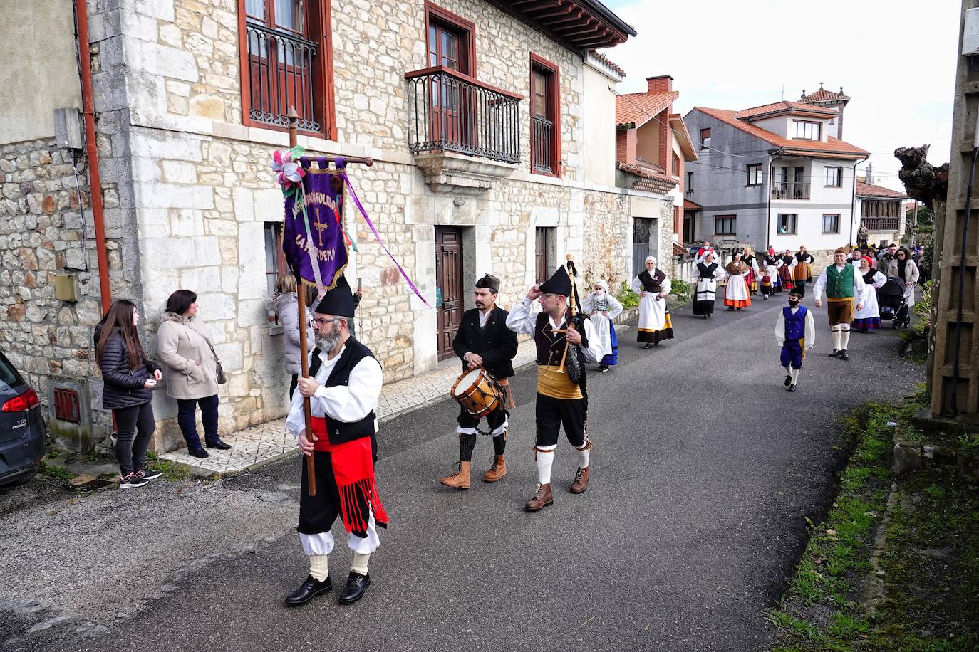 El frío no ha sido suficiente para frenar la tradición en Pimiango. La localidad ribadedense ha rendido homenaje a San Emeterio con pasacalles, procesión hasta el camposanto y folclore.