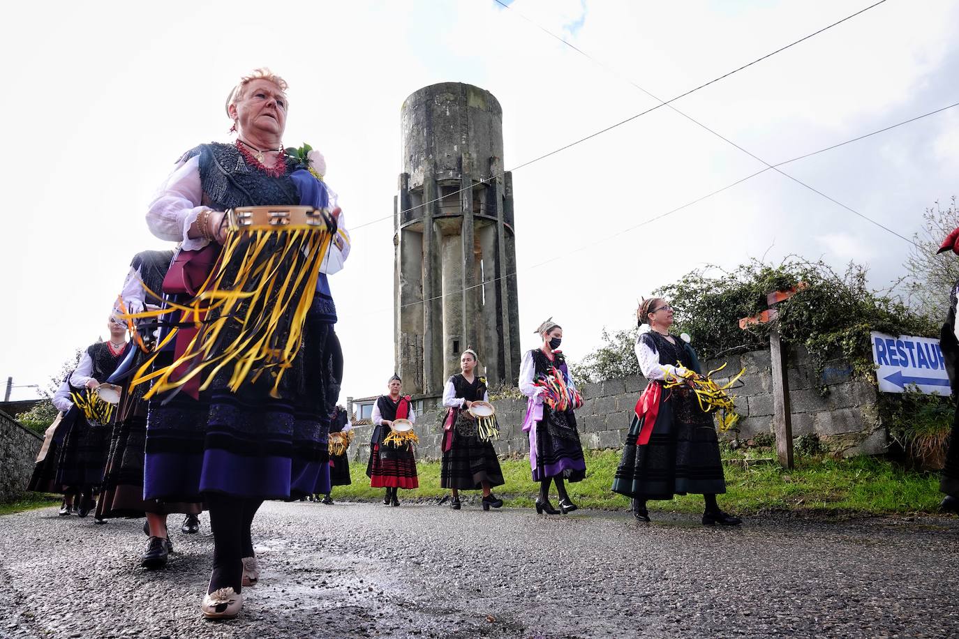 El frío no ha sido suficiente para frenar la tradición en Pimiango. La localidad ribadedense ha rendido homenaje a San Emeterio con pasacalles, procesión hasta el camposanto y folclore.