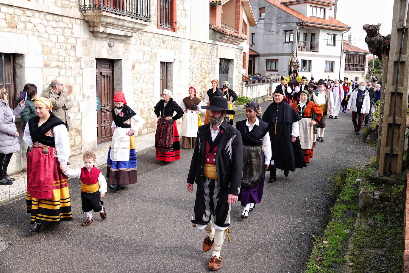 El frío no ha sido suficiente para frenar la tradición en Pimiango. La localidad ribadedense ha rendido homenaje a San Emeterio con pasacalles, procesión hasta el camposanto y folclore.