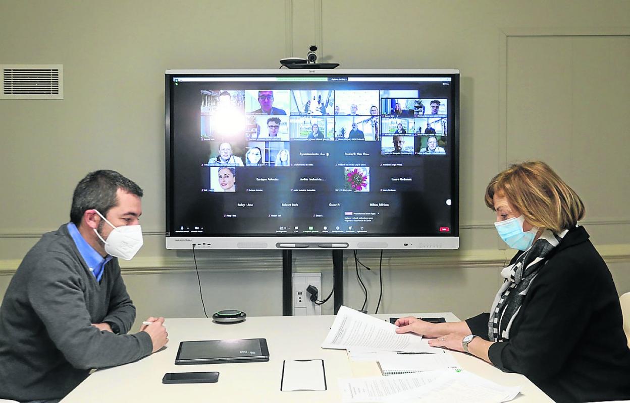 Mariví Monteserín y Manuel Campa, en la constitución telemática de la Red de Ciudades Europeas. 