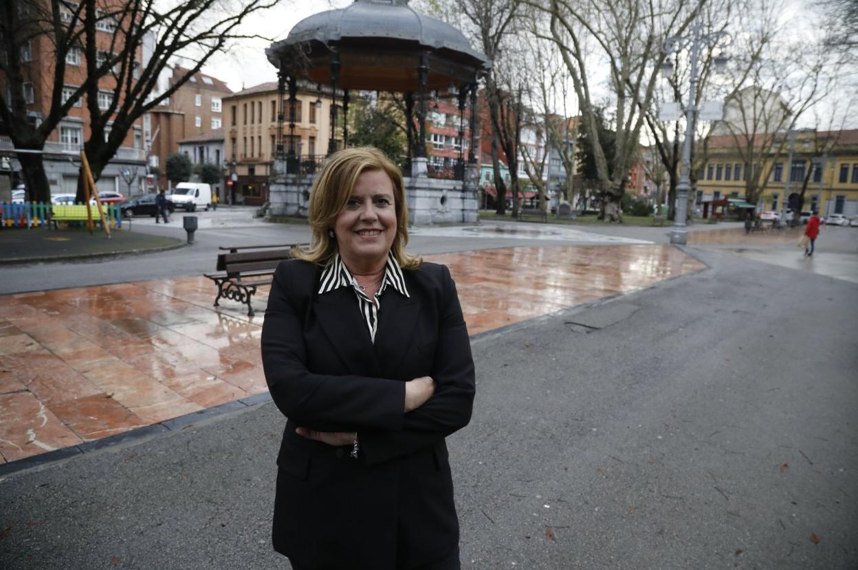 La regidora Carmen Arbesú, en el Parque Viejo del distrito langreano de La Felguera. 