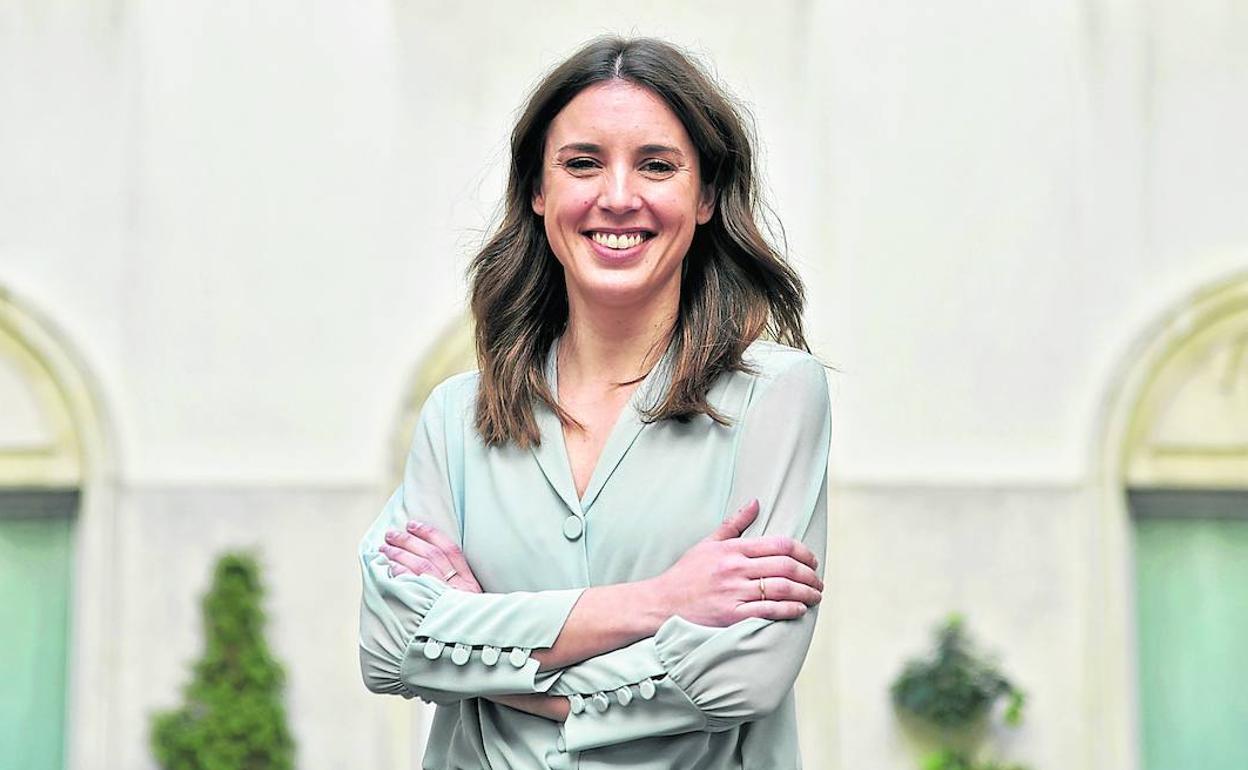 La ministra de Igualdad, Irene Montero, en un patio del ministerio.