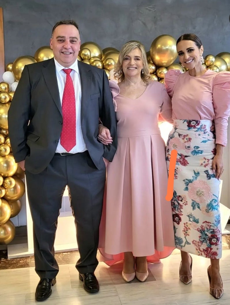 Paula, con su madre y su hermano. 