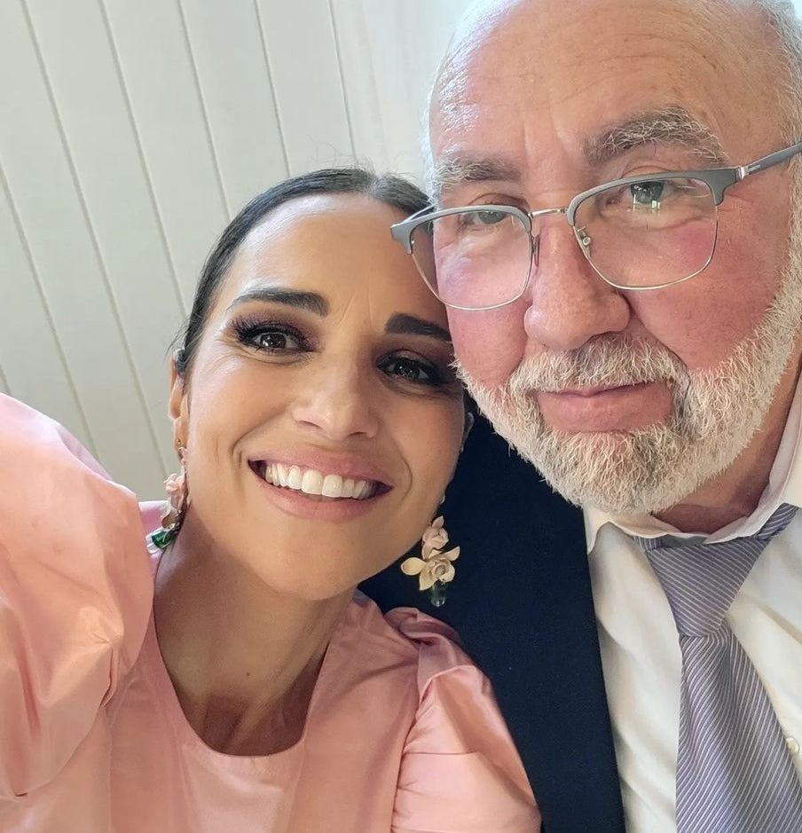 Paula, feliz junto a su padre. 