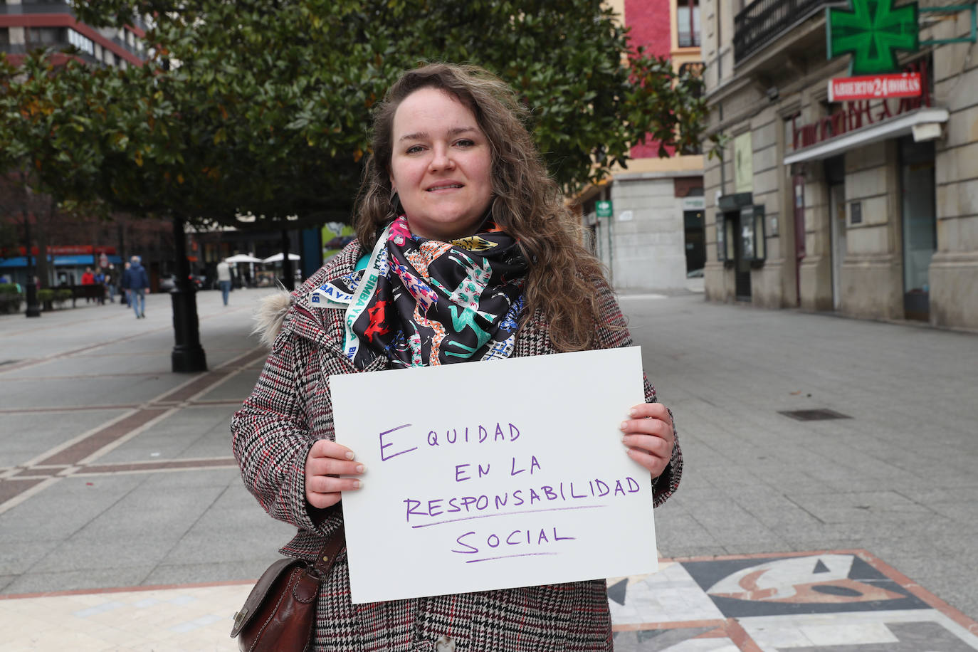 Cynthia Díaz Menéndez Artista plástica, 34 años (Gijón) «Hay un sentimiento de culpa en torno a las cargas familiares que nos arrastra más»