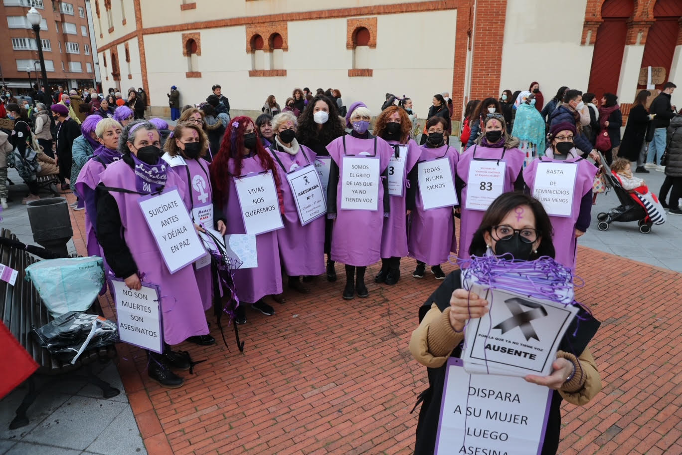 Las mujeres asturianas 'paran' este martes para renovar el impulso en la lucha por la igualdad.Las calles de Gijón se han llenado de miles de personas, unas 5.000, para celebrar el Día Internacional de la Mujer.