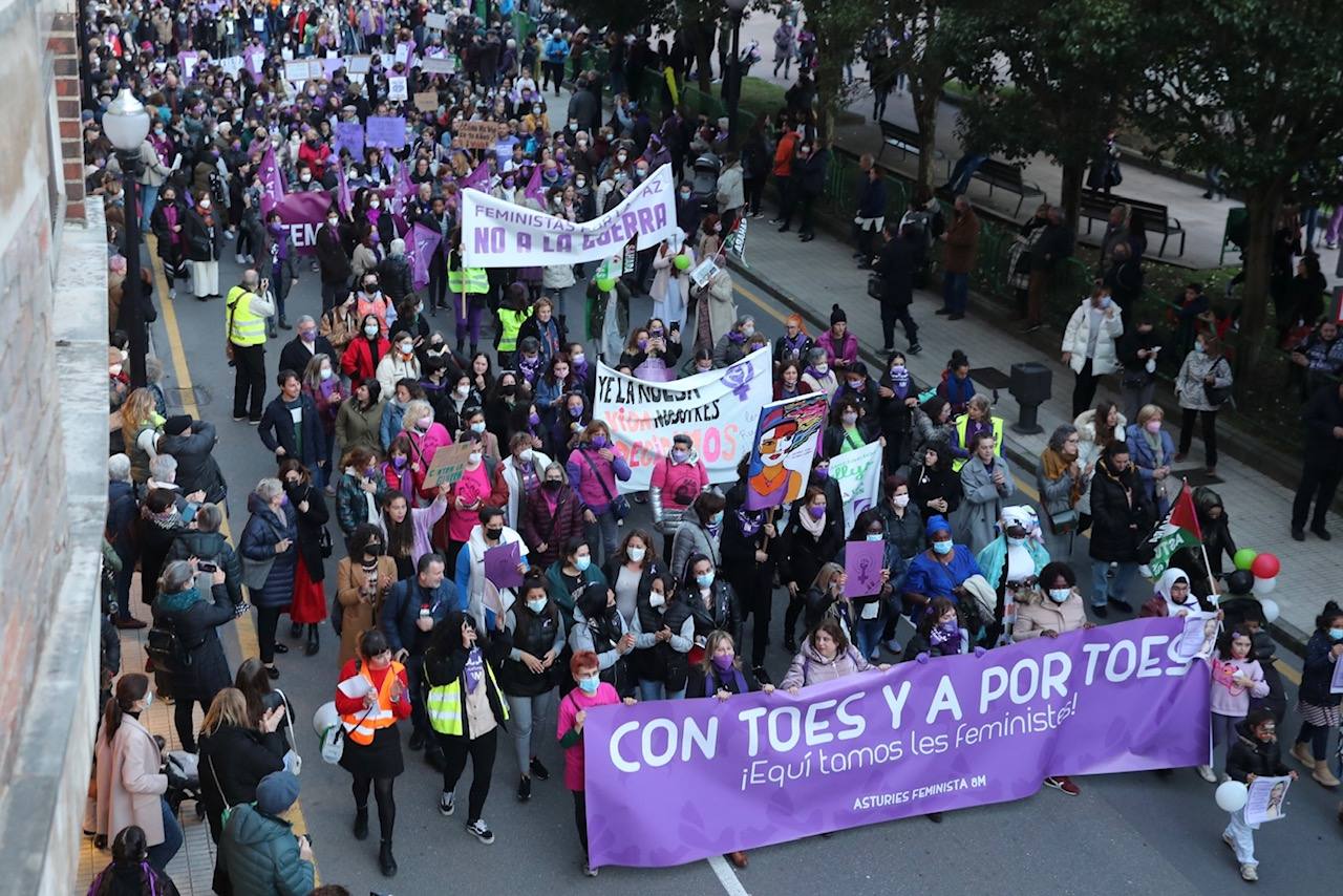 Las mujeres asturianas 'paran' este martes para renovar el impulso en la lucha por la igualdad.Las calles de Gijón se han llenado de miles de personas, unas 5.000, para celebrar el Día Internacional de la Mujer.