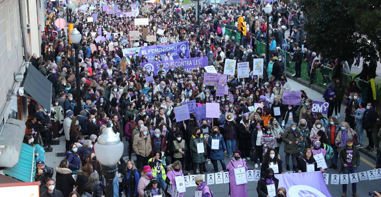 Las mujeres asturianas 'paran' este martes para renovar el impulso en la lucha por la igualdad.Las calles de Gijón se han llenado de miles de personas, unas 5.000, para celebrar el Día Internacional de la Mujer.