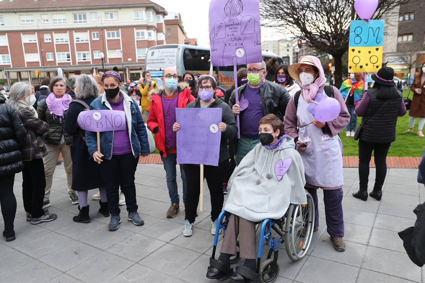 Las mujeres asturianas 'paran' este martes para renovar el impulso en la lucha por la igualdad.Las calles de Gijón se han llenado de miles de personas, unas 5.000, para celebrar el Día Internacional de la Mujer.