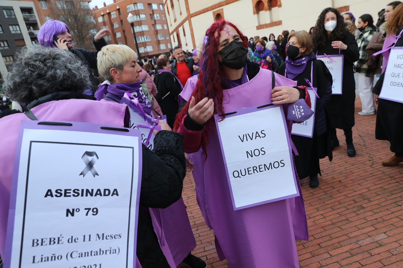 Las mujeres asturianas 'paran' este martes para renovar el impulso en la lucha por la igualdad.Las calles de Gijón se han llenado de miles de personas, unas 5.000, para celebrar el Día Internacional de la Mujer.