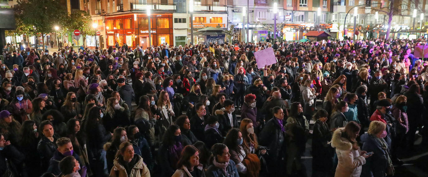 Las mujeres asturianas 'paran' este martes para renovar el impulso en la lucha por la igualdad.Las calles de Gijón se han llenado de miles de personas, unas 5.000, para celebrar el Día Internacional de la Mujer.