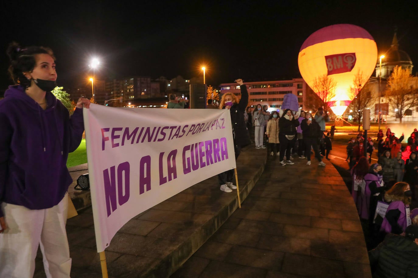 Las mujeres asturianas 'paran' este martes para renovar el impulso en la lucha por la igualdad.Las calles de Gijón se han llenado de miles de personas, unas 5.000, para celebrar el Día Internacional de la Mujer.