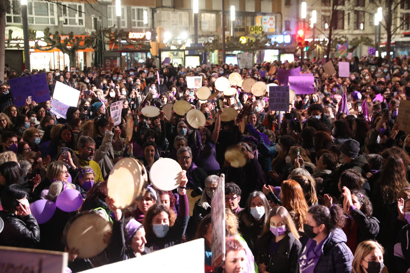 Las mujeres asturianas 'paran' este martes para renovar el impulso en la lucha por la igualdad.Las calles de Gijón se han llenado de miles de personas, unas 5.000, para celebrar el Día Internacional de la Mujer.