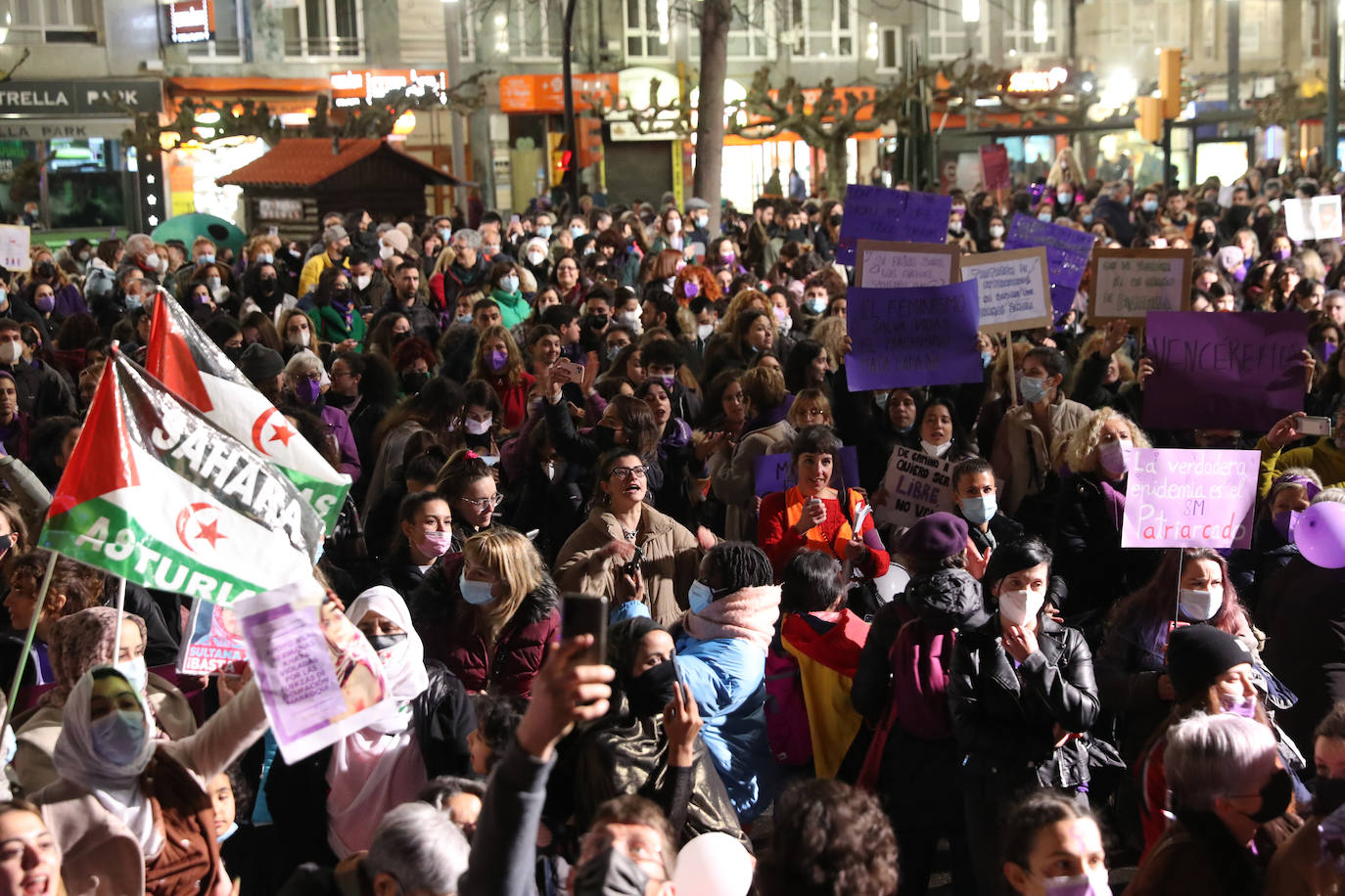 Las mujeres asturianas 'paran' este martes para renovar el impulso en la lucha por la igualdad.Las calles de Gijón se han llenado de miles de personas, unas 5.000, para celebrar el Día Internacional de la Mujer.