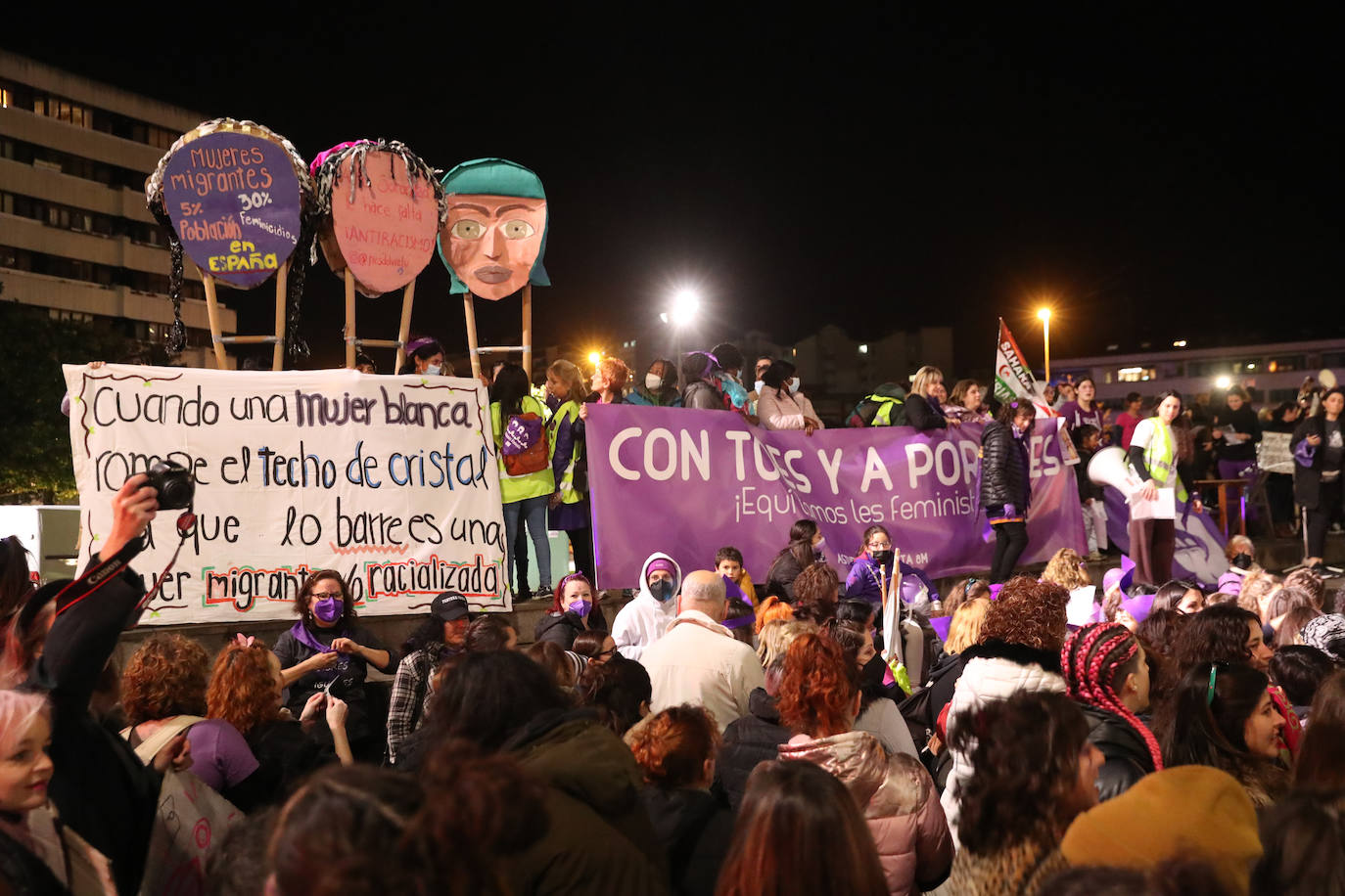 Las mujeres asturianas 'paran' este martes para renovar el impulso en la lucha por la igualdad.Las calles de Gijón se han llenado de miles de personas, unas 5.000, para celebrar el Día Internacional de la Mujer.