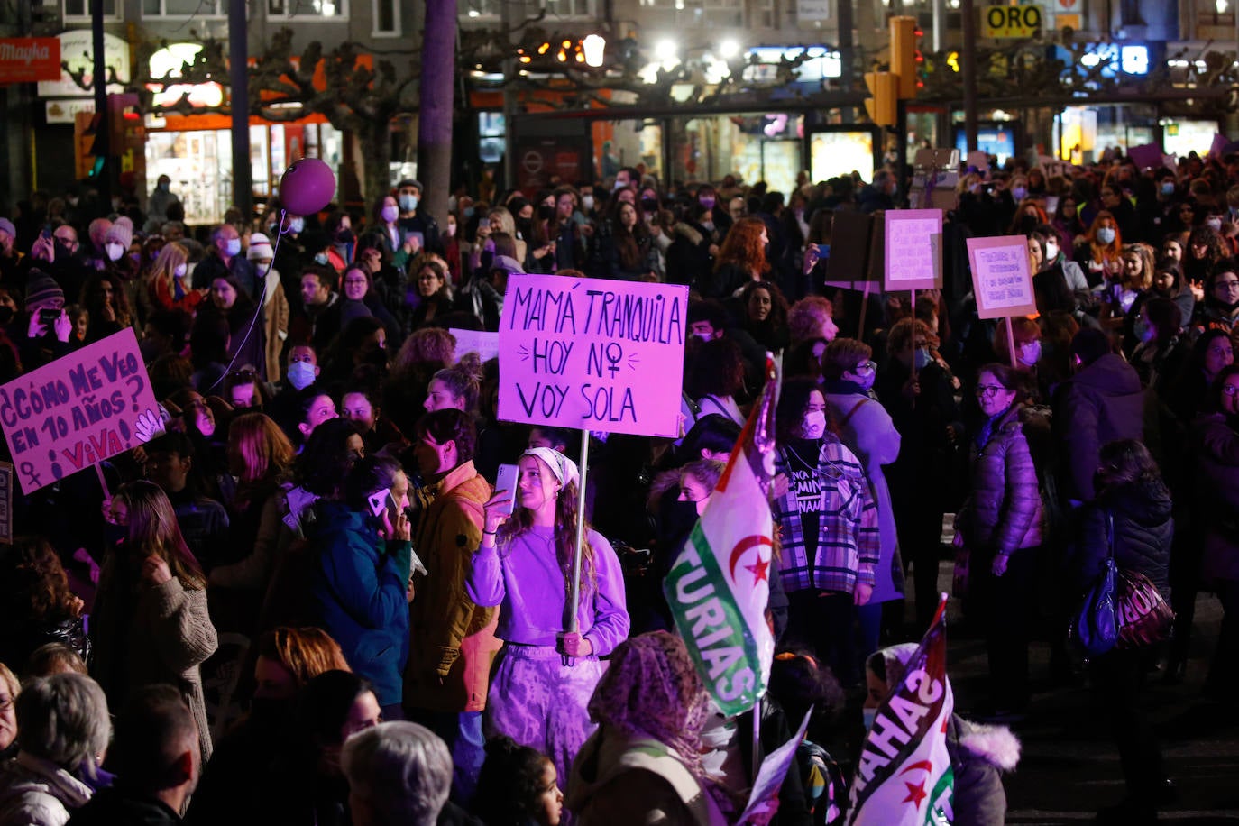 Las mujeres asturianas 'paran' este martes para renovar el impulso en la lucha por la igualdad.Las calles de Gijón se han llenado de miles de personas, unas 5.000, para celebrar el Día Internacional de la Mujer.