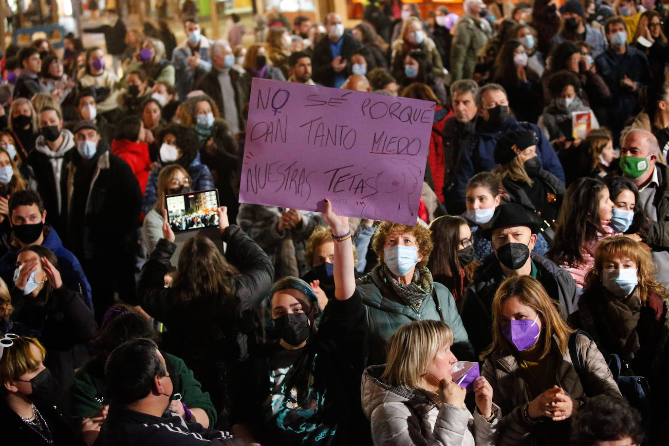 Las mujeres asturianas 'paran' este martes para renovar el impulso en la lucha por la igualdad.Las calles de Gijón se han llenado de miles de personas, unas 5.000, para celebrar el Día Internacional de la Mujer.