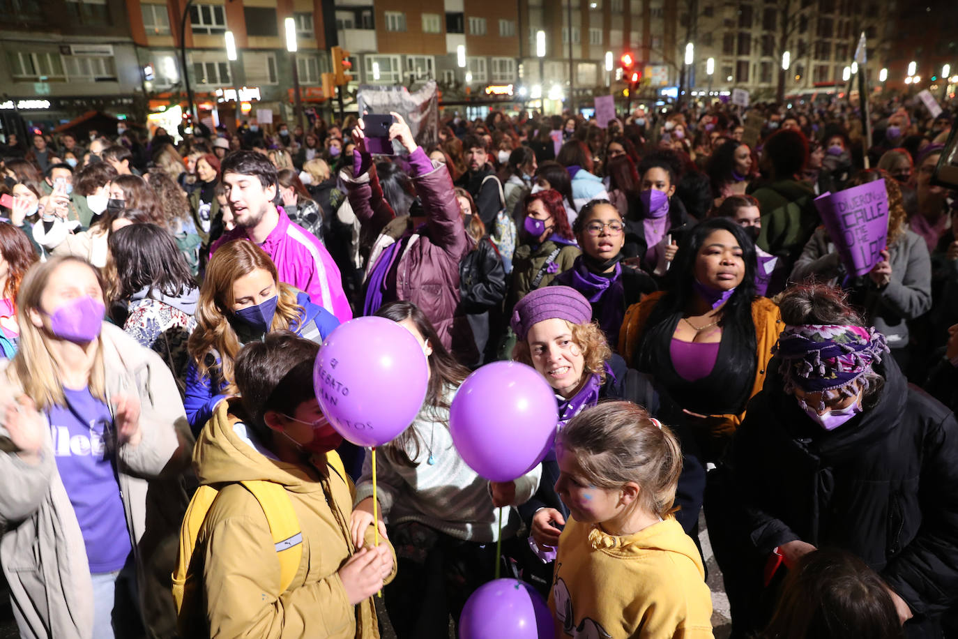 Las mujeres asturianas 'paran' este martes para renovar el impulso en la lucha por la igualdad.Las calles de Gijón se han llenado de miles de personas, unas 5.000, para celebrar el Día Internacional de la Mujer.