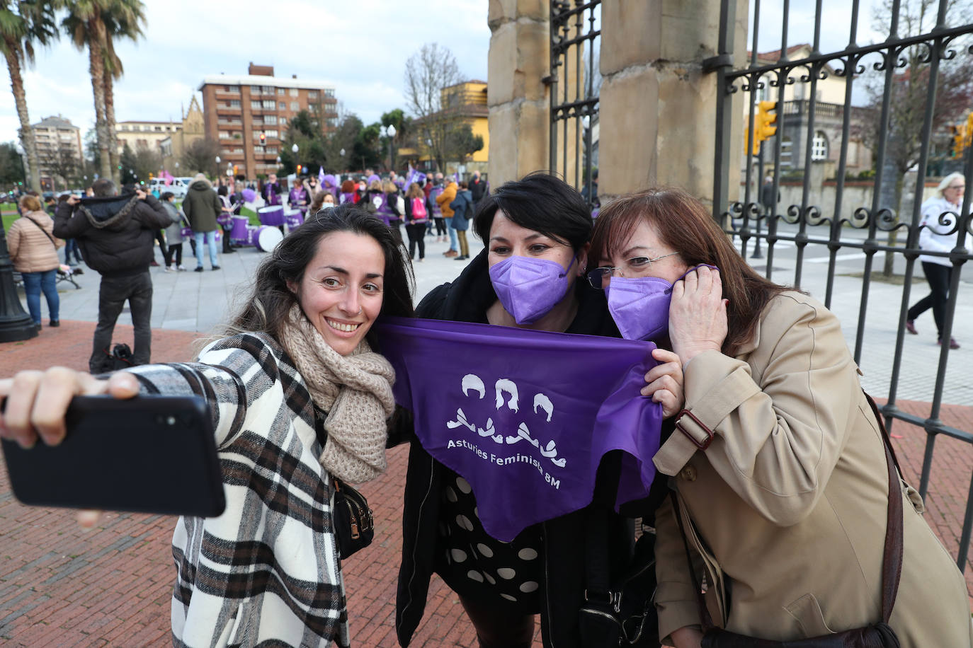 Las mujeres asturianas 'paran' este martes para renovar el impulso en la lucha por la igualdad.Las calles de Gijón se han llenado de miles de personas, unas 5.000, para celebrar el Día Internacional de la Mujer.