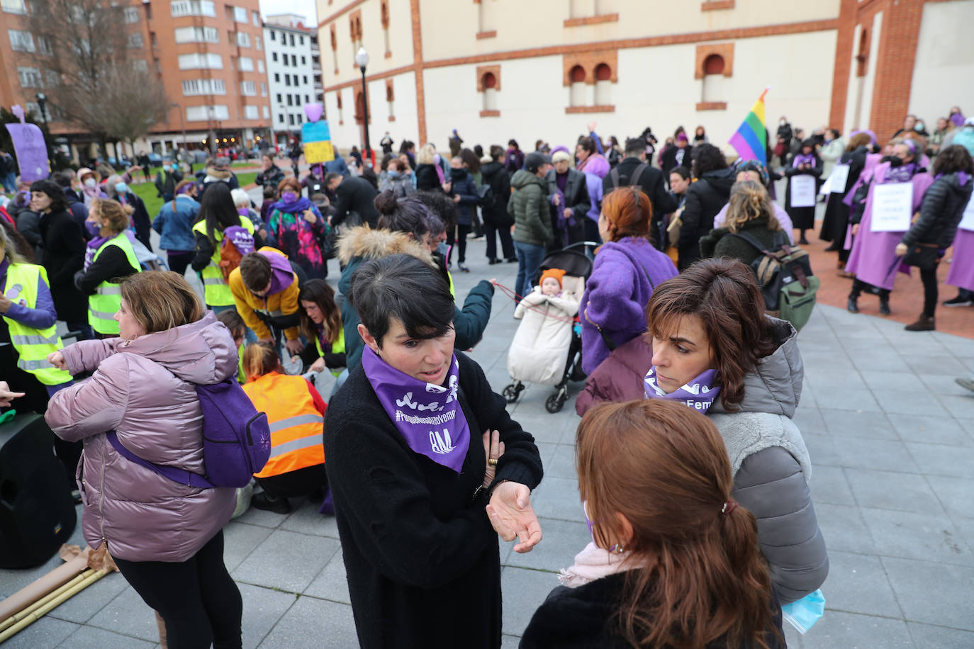 Las mujeres asturianas 'paran' este martes para renovar el impulso en la lucha por la igualdad.Las calles de Gijón se han llenado de miles de personas, unas 5.000, para celebrar el Día Internacional de la Mujer.