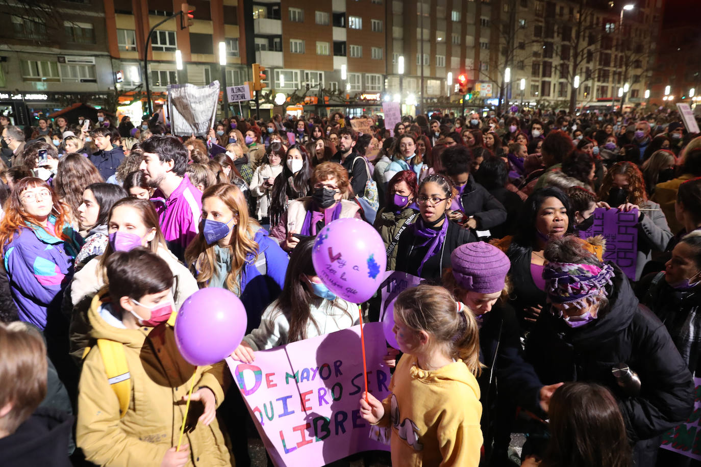 Las mujeres asturianas 'paran' este martes para renovar el impulso en la lucha por la igualdad.Las calles de Gijón se han llenado de miles de personas, unas 5.000, para celebrar el Día Internacional de la Mujer.