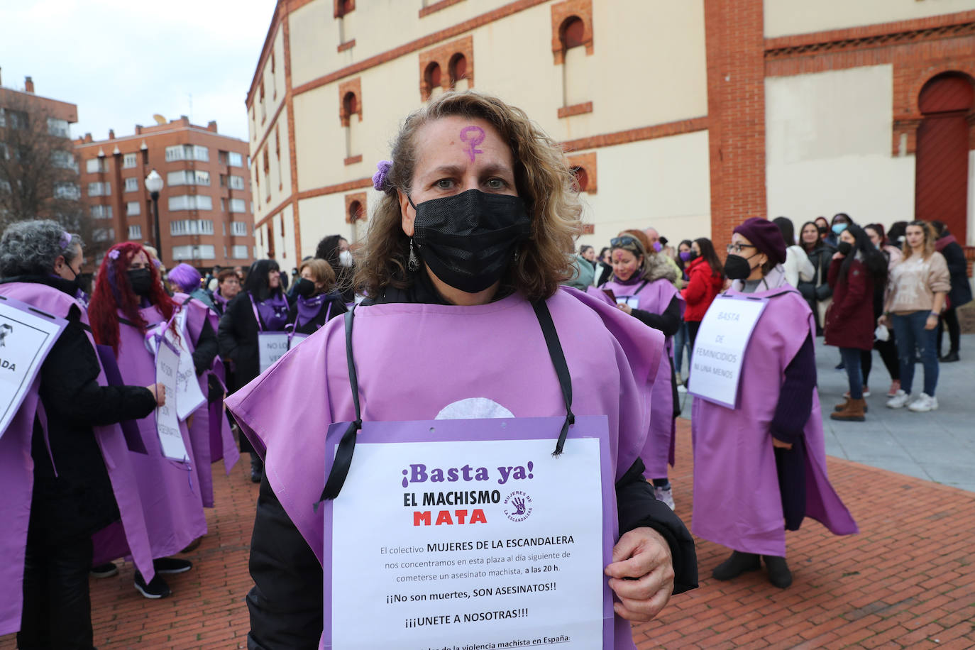 Las mujeres asturianas 'paran' este martes para renovar el impulso en la lucha por la igualdad.Las calles de Gijón se han llenado de miles de personas, unas 5.000, para celebrar el Día Internacional de la Mujer.