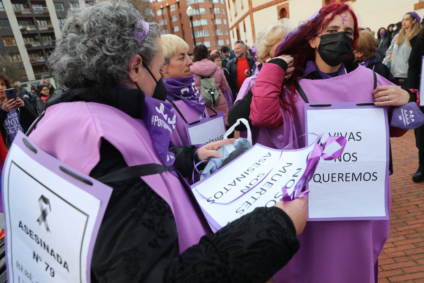 Las mujeres asturianas 'paran' este martes para renovar el impulso en la lucha por la igualdad.Las calles de Gijón se han llenado de miles de personas, unas 5.000, para celebrar el Día Internacional de la Mujer.