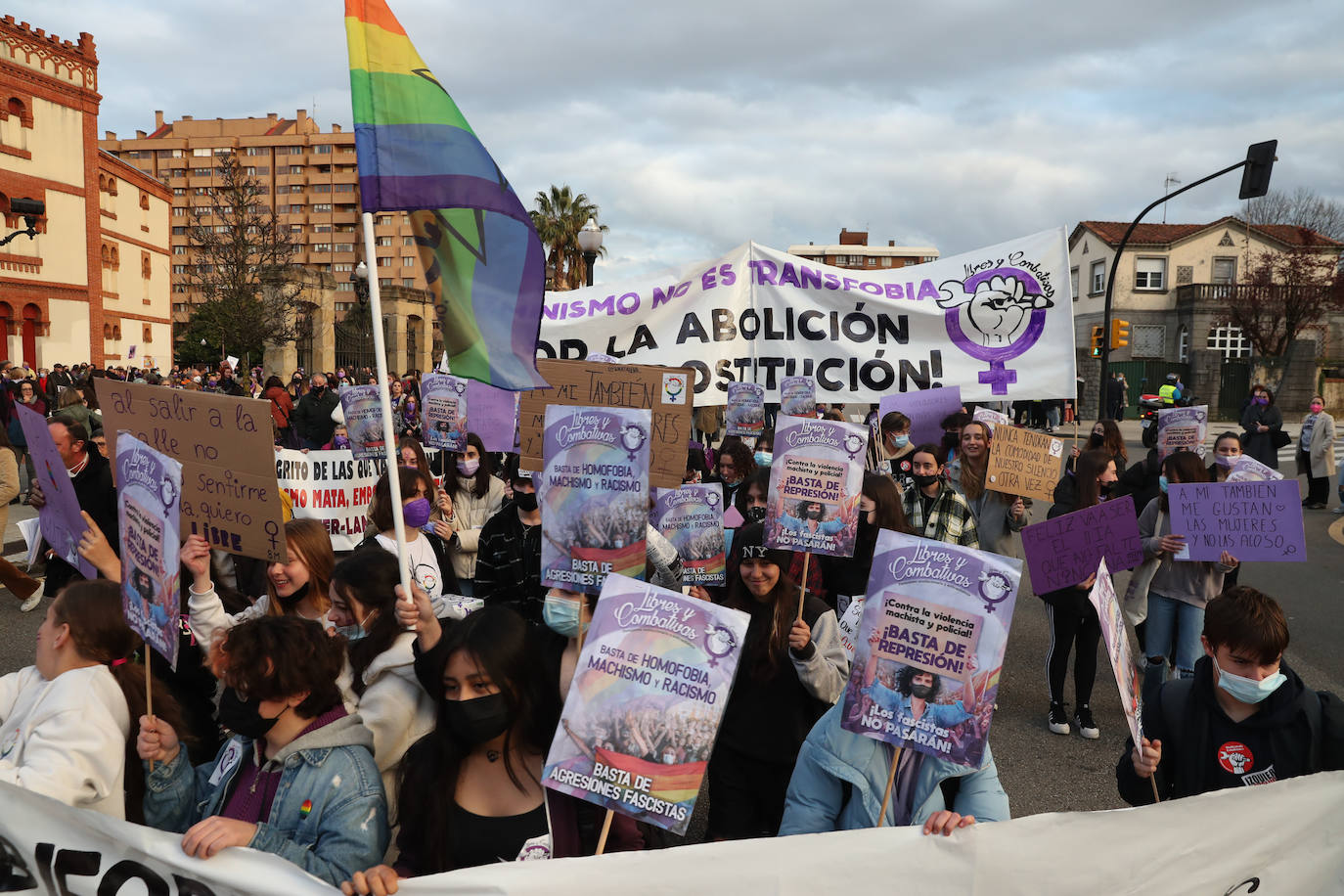 Las mujeres asturianas 'paran' este martes para renovar el impulso en la lucha por la igualdad.Las calles de Gijón se han llenado de miles de personas, unas 5.000, para celebrar el Día Internacional de la Mujer.