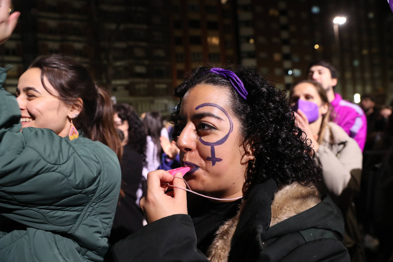 Las mujeres asturianas 'paran' este martes para renovar el impulso en la lucha por la igualdad.Las calles de Gijón se han llenado de miles de personas, unas 5.000, para celebrar el Día Internacional de la Mujer.