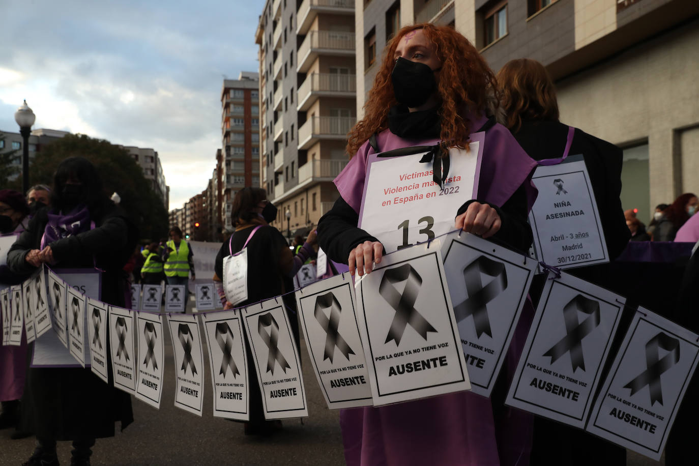 Las mujeres asturianas 'paran' este martes para renovar el impulso en la lucha por la igualdad.Las calles de Gijón se han llenado de miles de personas, unas 5.000, para celebrar el Día Internacional de la Mujer.